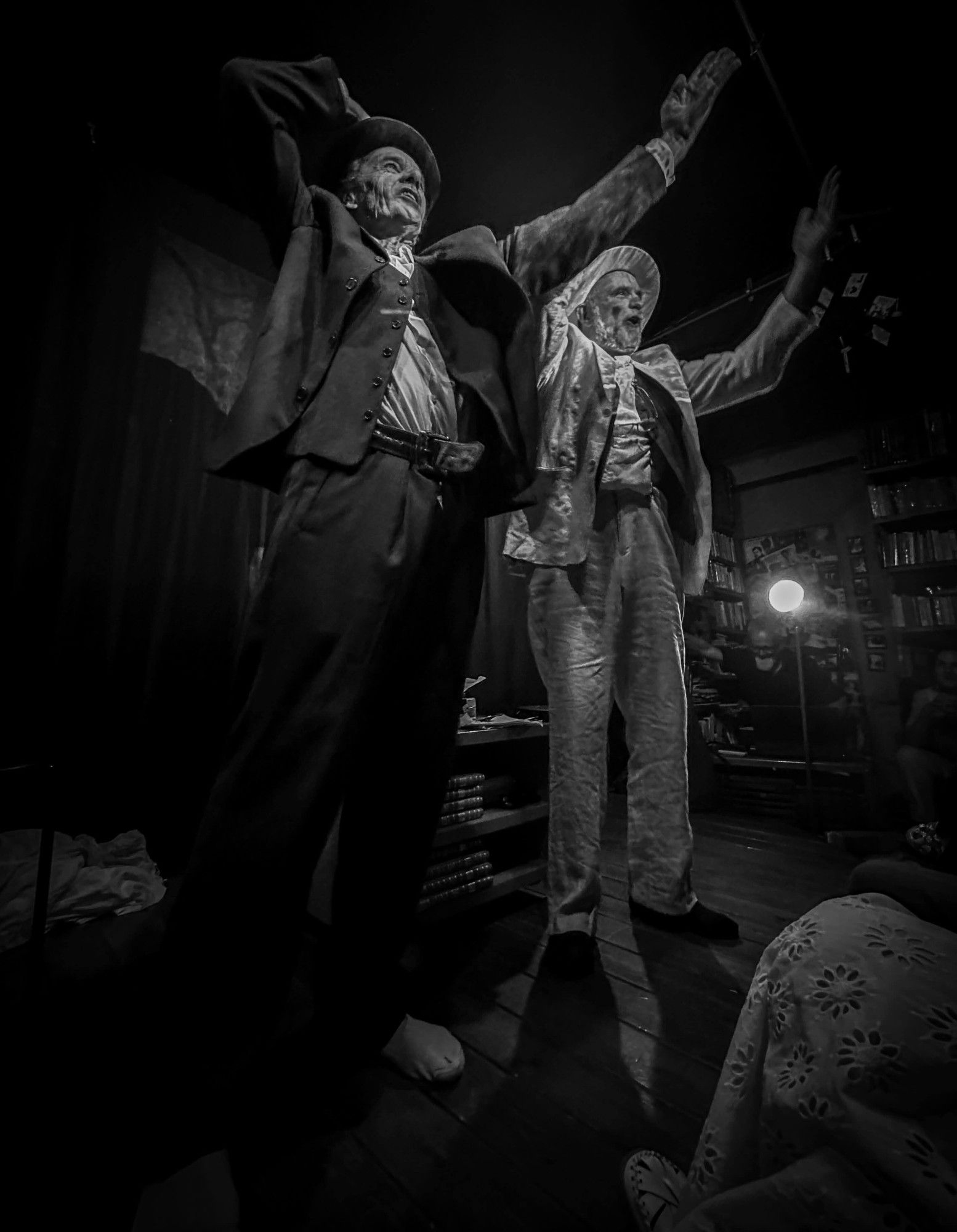 Pepe Maestro y Manuel Garrido en escena, los dos con sombrero y los brazos en alto, en blanco y negro