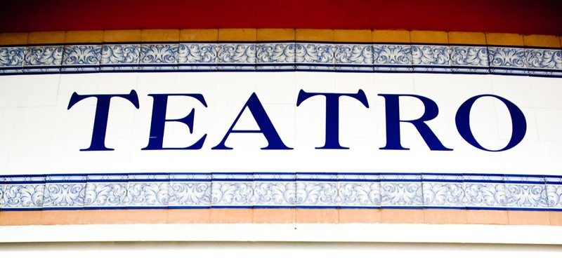 Rótulo de azulejos con la palabra Teatro, en letras azules sobre blanco, en la fachada de CasaLa dentro del mercado